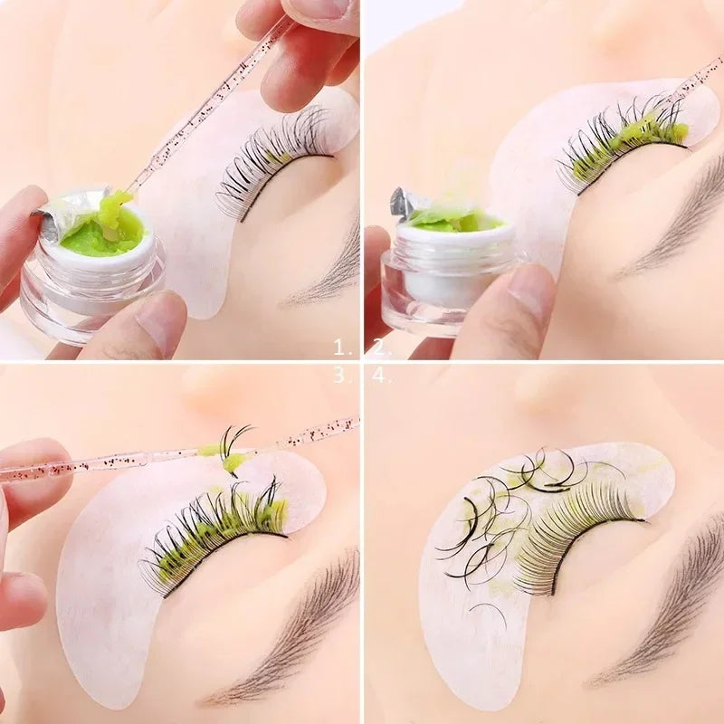 Cotons-tiges de précision pour appliquer des extensions de cils verts sur la paupière.