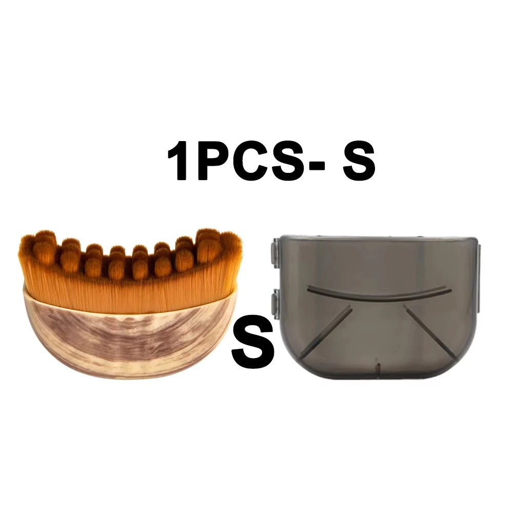 Une brosse faciale en bois et un outil de massage facial en silicone gris foncé.