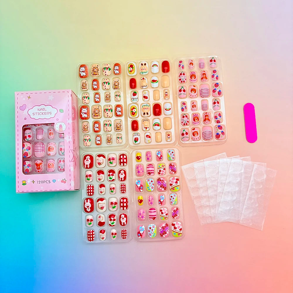 Colección de 120 uñas postizas adhesivas en varios colores y diseños, presentadas en su empaque.