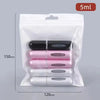 Sachet plastique transparent contenant cinq flacons de parfum rechargeables avec un liquide rose et blanc, étiquetés 5ml.