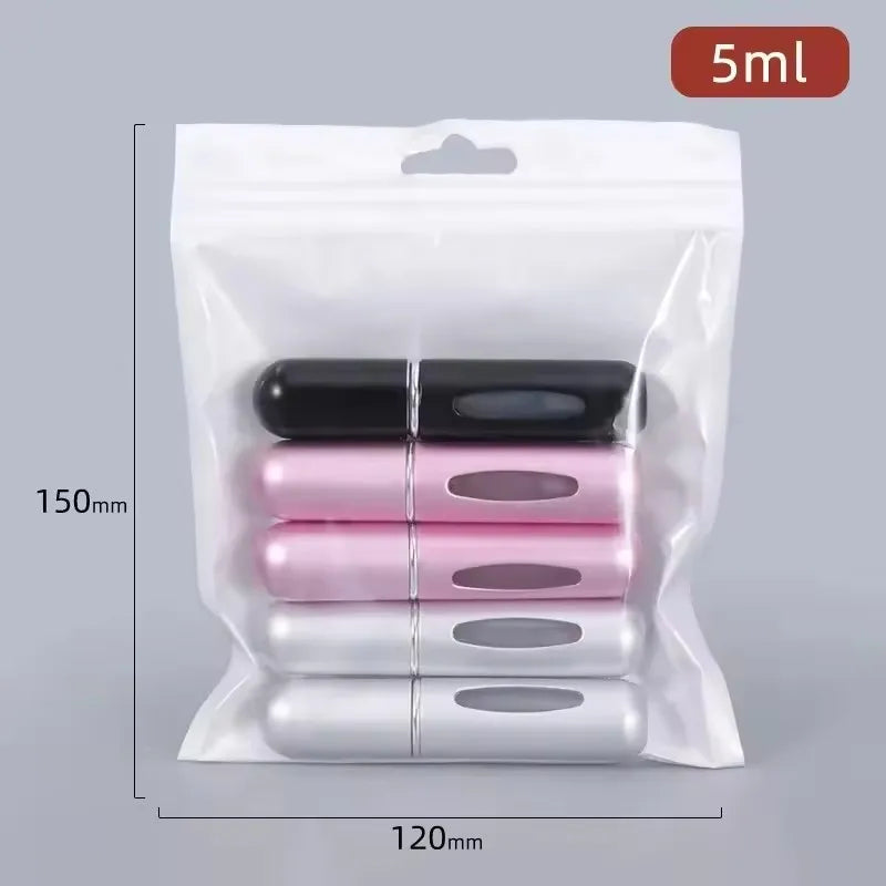Sachet plastique transparent contenant cinq flacons de parfum rechargeables avec un liquide rose et blanc, étiquetés 5ml.