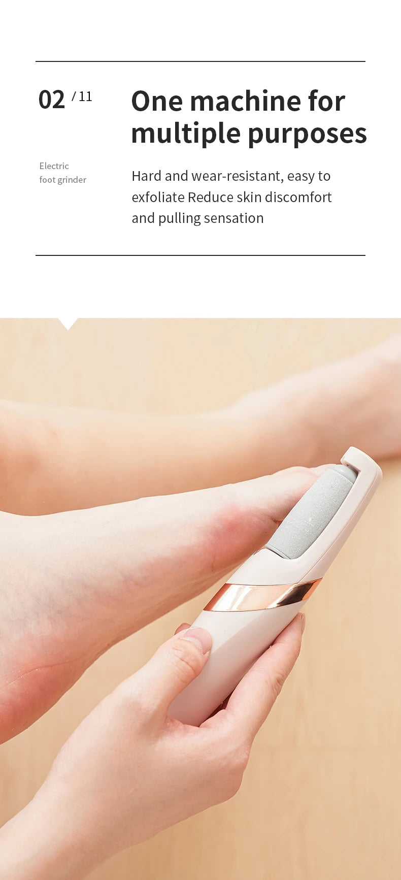 Une personne tient et démontre l'utilisation d'un outil de ponçage électrique blanc et rose gold.