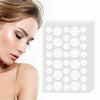 Paquet de patchs hydrocolloïdes pour traiter les boutons, montrés à côté du visage d'une femme.