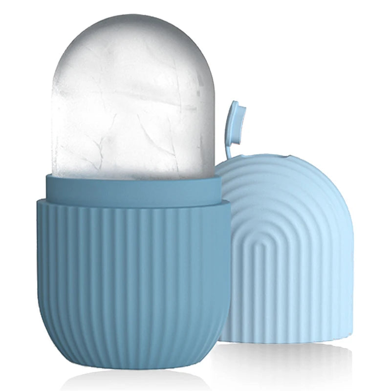 Rouleau à glaçons en silicone bleu clair avec une pierre transparente sur fond blanc.