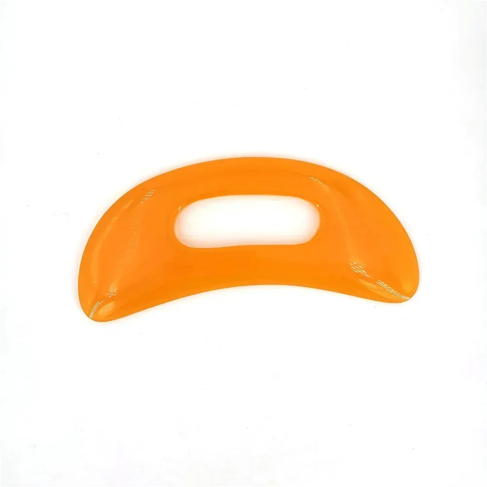 Table de massage guasha en pierre naturelle orange, de forme courbe et lisse.