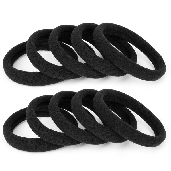 Une pile de bandes élastiques noires pour cheveux de filles