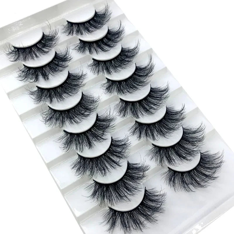 Un ensemble de huit paires de faux cils de renard de luxe dans un plateau en plastique blanc.