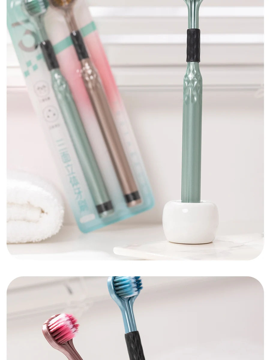 Un set de trois brosses à dents pour le nettoyage dans différentes nuances de vert et de rose sont présentées sur une surface