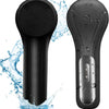 Cepillo de limpieza facial eléctrico negro de silicona, con su cabeza y cuerpo, rodeado de agua salpicando.