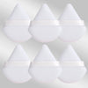 Un set de six éponges de maquillage triangulaires blanches avec des élastiques blancs.