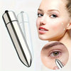 Primer plano de una herramienta de masaje facial y ocular con diseño a rayas, mostrada junto a una mujer aplicándola en la zo