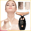 Una mujer usa un masajeador facial de microcorriente negro para tratamiento antienvejecimiento, mostrando resultados antes y 