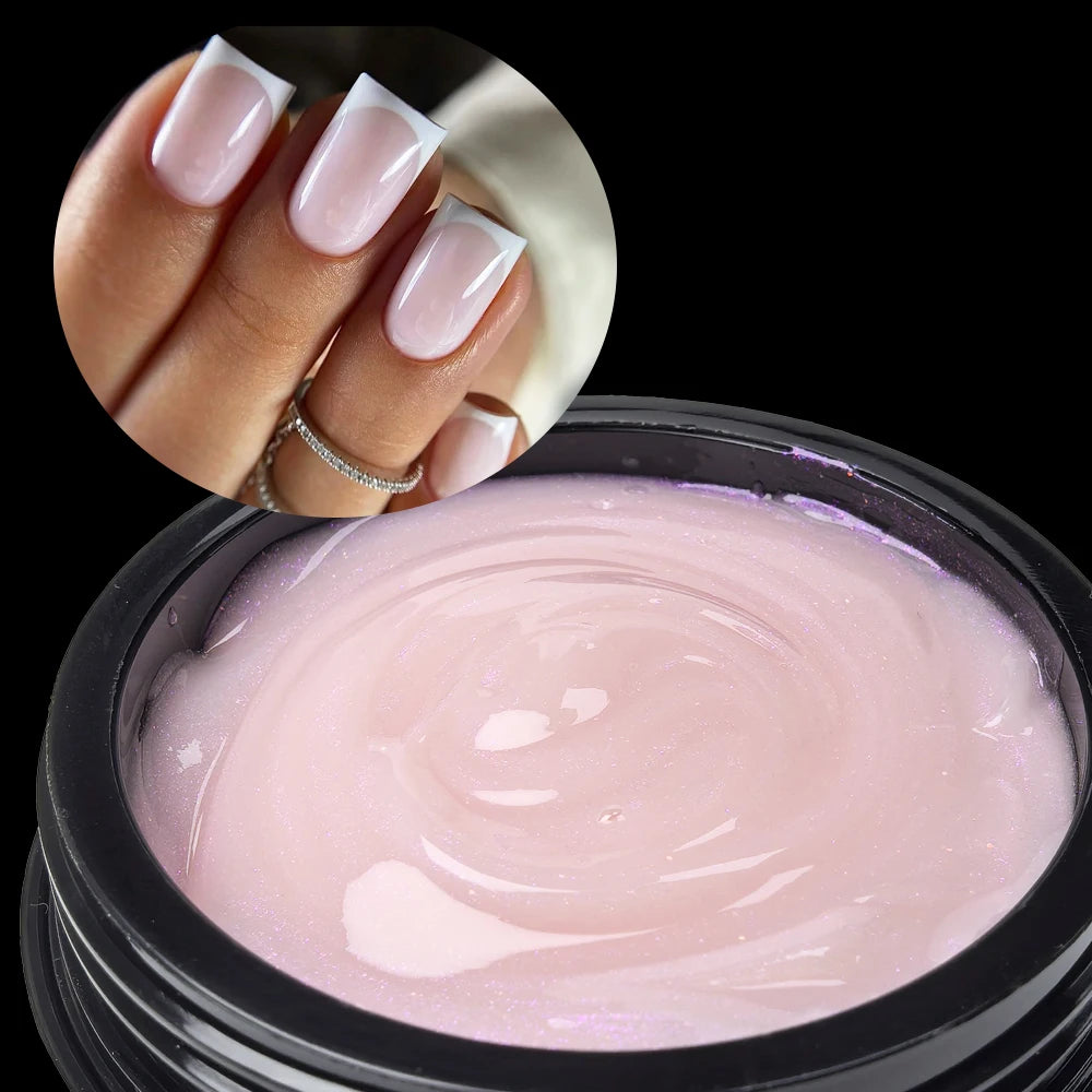Une main montre un vernis rose et un pot de liquide durcisseur auto-nivelant pour extensions de ongles.