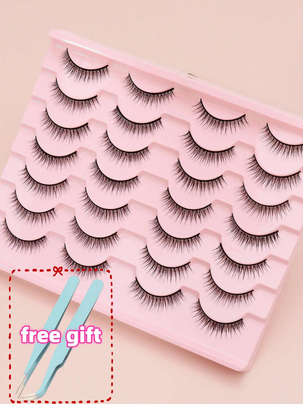 Rosa Plastikpalette mit mehreren Paaren dramatischer Mink-Falschelashs für Augen-Make-up.