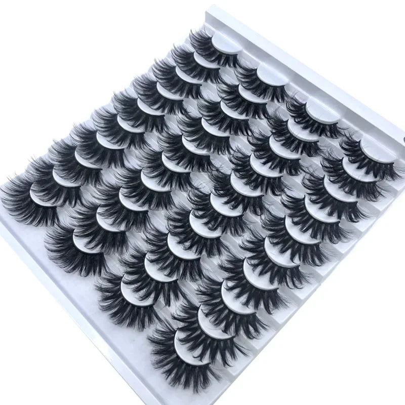 Une mèche de faux cils de renard noirs en 3D est présentée dans un récipient en plastique blanc.