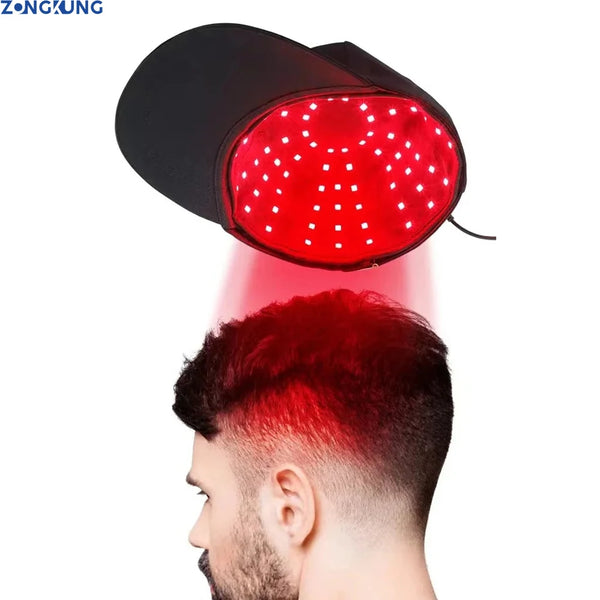 Un gorro de terapia de luz negro y rojo ilumina la cabeza de una persona con un brillo rojo brillante.