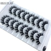 Un plateau en plastique contenant huit paires de faux cils de mink noirs.