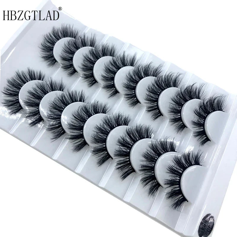 Un plateau en plastique contenant huit paires de faux cils de mink noirs.