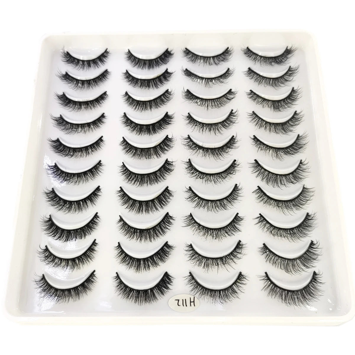 Un plateau en plastique contenant un ensemble de faux cils de renard naturels.