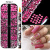Un ensemble de strass en résine rose et magenta pour les ongles, avec des outils et des ongles manucurés.