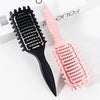 Peigne professionnel pour cheveux bouclés noir et rose sur fond blanc.