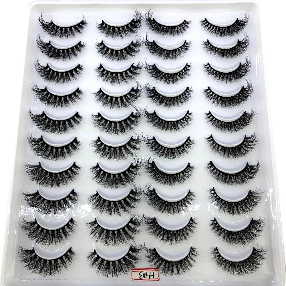 Un plateau en plastique contenant un kit de faux cils mink naturels.