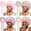 Quatre modèles portant des bonnets de nuit à la lace et à la fermeture éclair en satin dans différentes nuances de rose et de