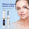Eine Frau benutzt einen elektrischen Heizeyelashcurler für ihre Augen, zeigt das Produkt und seine Anwendung.