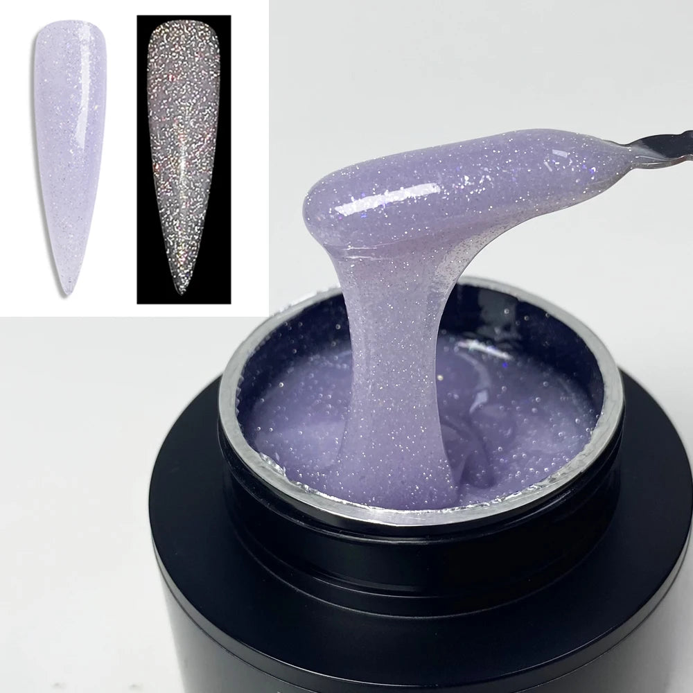 Un constructeur de gel liquide violet auto-nivelant pour extensions d'ongles est montré dans un pot et appliqué sur une point