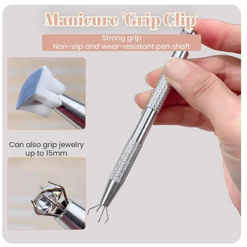 Une main tient un outil pince à ongles pour appliquer de la décoration ou tenir des bijoux.