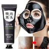 Una mascarilla exfoliante negra se aplica en el rostro de una mujer para eliminar los puntos negros profundos.
