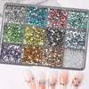 Un plateau rectangulaire de strass et d'outils pour décorer les ongles.