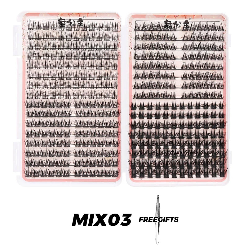 Un plateau en plastique transparent contenant de nombreuses extensions de cils individuels pour bricolage.
