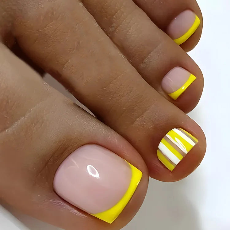 Nahaufnahme einer Hand, die gelb-weiß gestreifte Nagellackkunst auf einem Fingernagel zeigt.