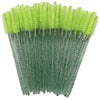 Un ensemble de pinceaux à cils jetables multicolores avec des poils verts et argentés.