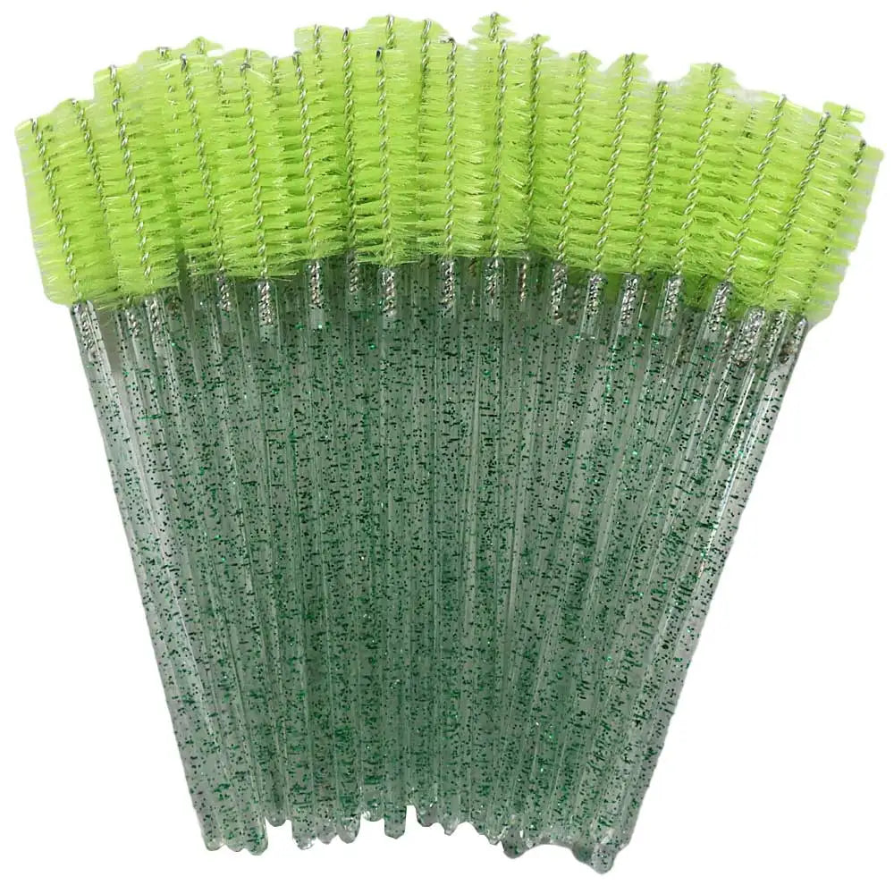 Un ensemble de pinceaux à cils jetables multicolores avec des poils verts et argentés.