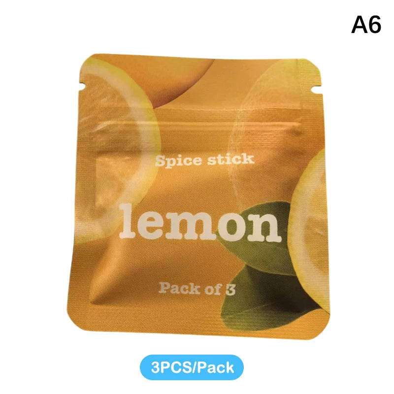 Un paquet de trois bâtons de citron épicé dans une pochette jaune pour un inhalateur d'huiles essentielles.