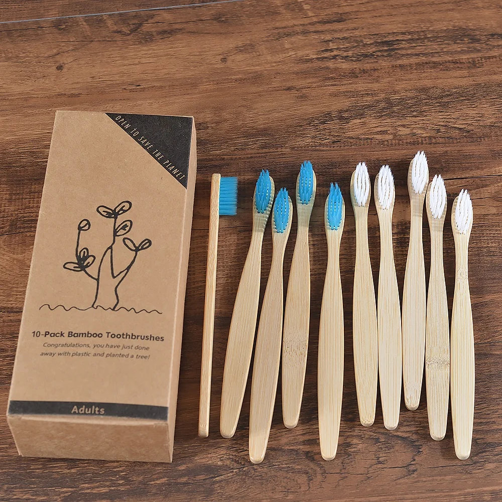 Une boîte en bois contient dix brosses à dents en bambou pour adultes.
