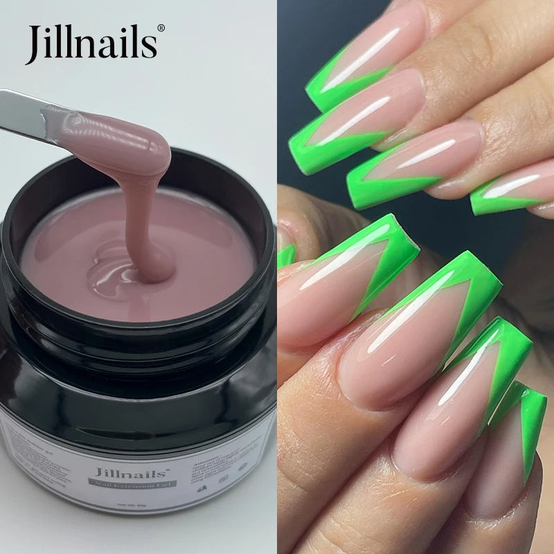 Une main applique un gel de construction rose sur une manucure rose naturelle avec des accents verts vifs.
