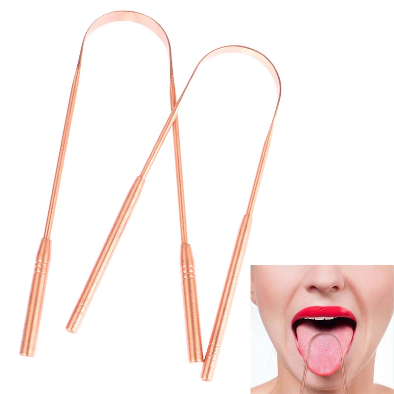 Un rasp à langue en cuivre avec une poignée et une patte nettoyante, à côté de la bouche d'une personne.