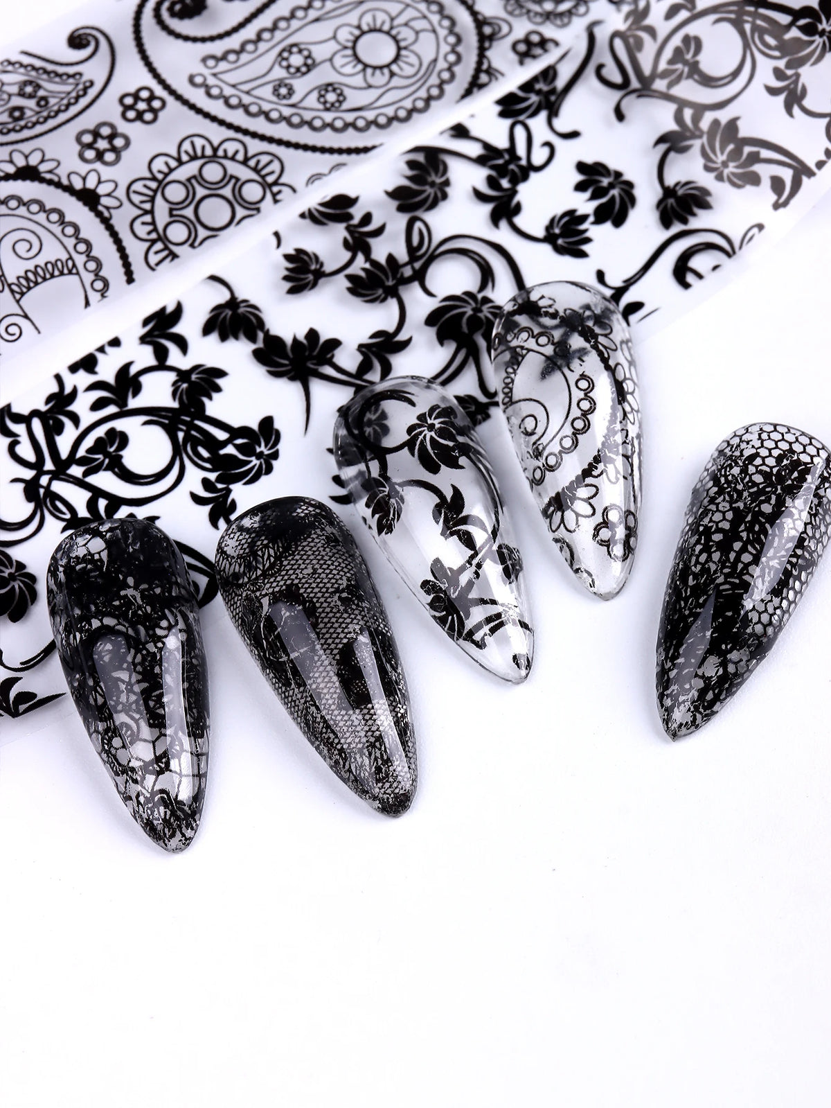 Un ensemble de autocollants pour ongles en dentelle noir et blanc sur fond blanc.