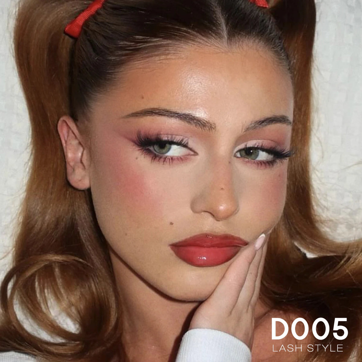 Gros plan d'un mannequin portant des extensions de cils naturels et fins avec un maquillage doux.