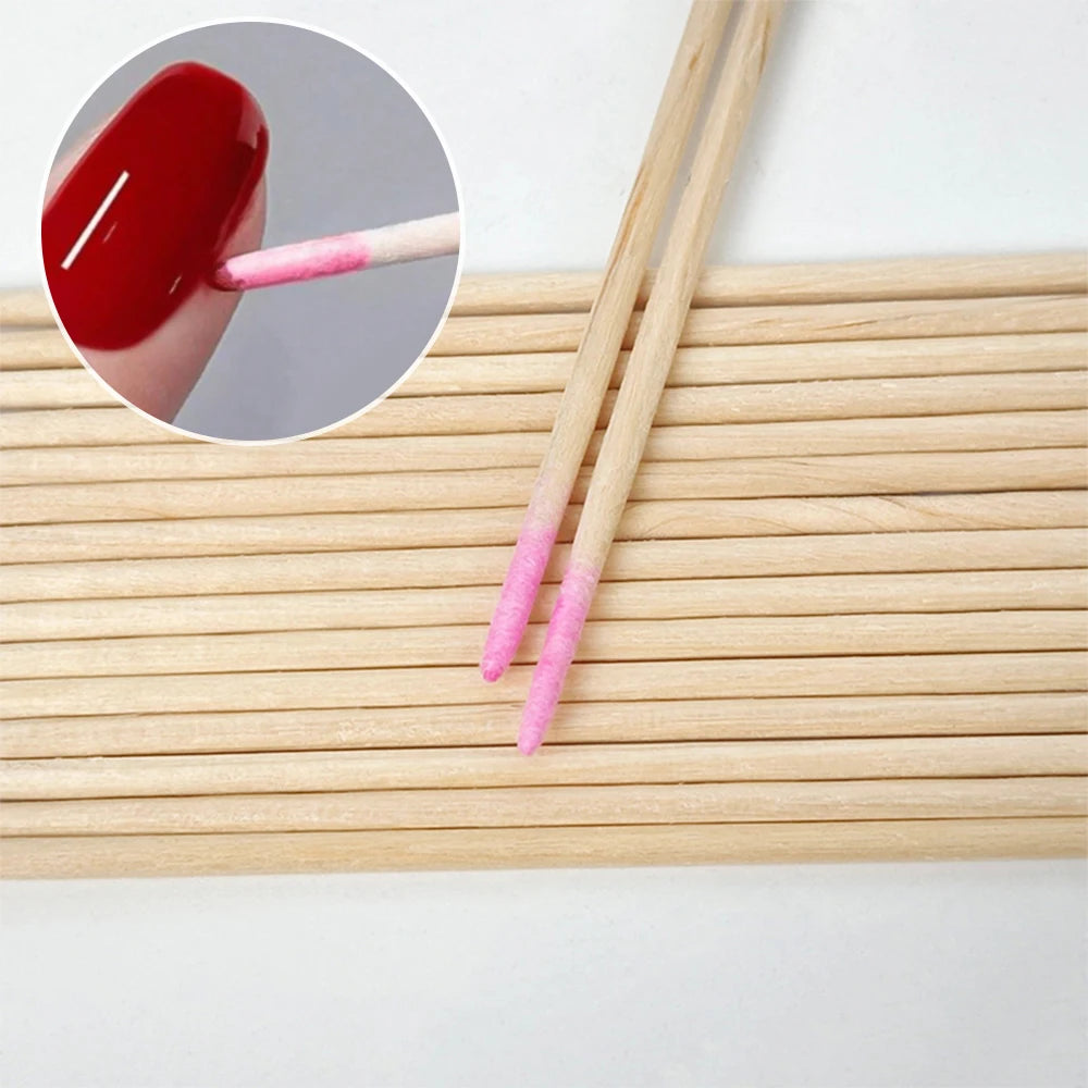 Deux cotons en bois à bouts roses posés sur un bâton de bambou, à côté d'un gros plan d'ongles rouges.
