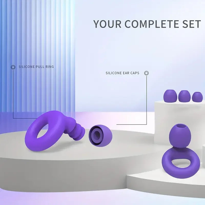 Un jeu complet de bouchons d'oreille en silicone violet avec anneau et cache-oreilles, présenté sur une surface blanche.