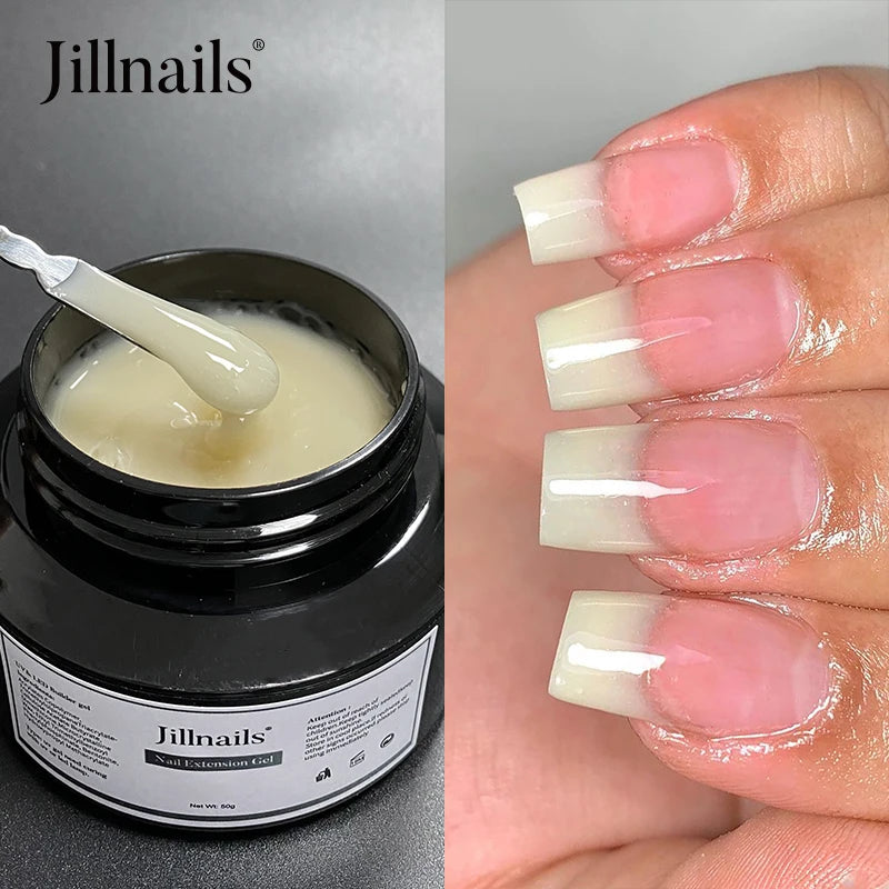 Un pot de gel pour extensions d'ongles Jillnails avec une spatule et plusieurs ongles manucurés montrant l'application du gel