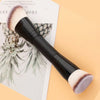Schwarzer Make-up-Pinsel mit flauschigem, hellbraunem und lila synthetischem Haar.