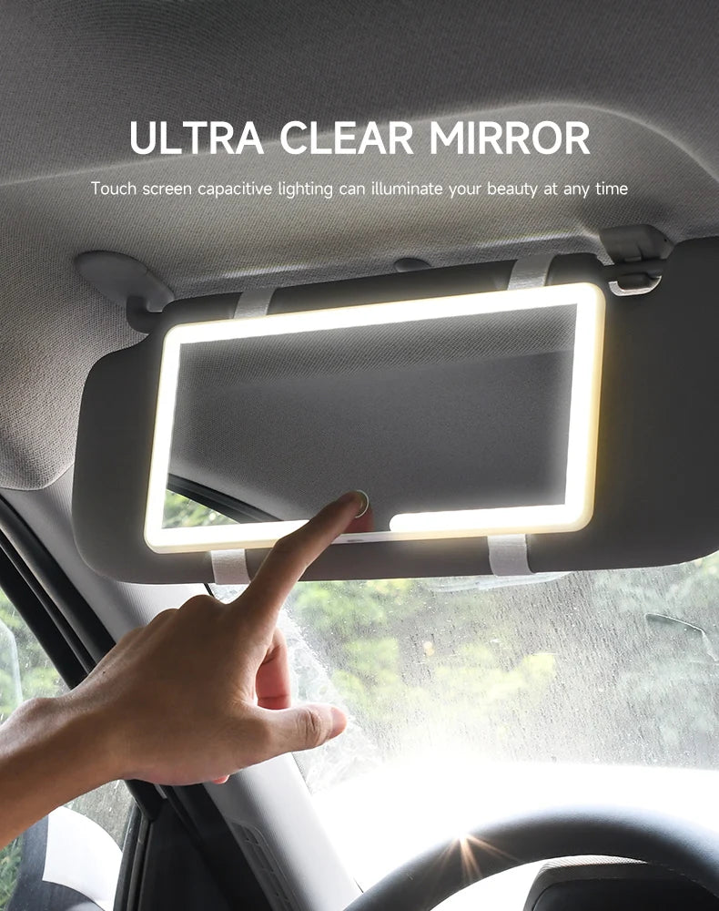 Une main touche l'écran tactile lumineux d'un miroir de vanité monté dans l'intérieur d'une voiture.