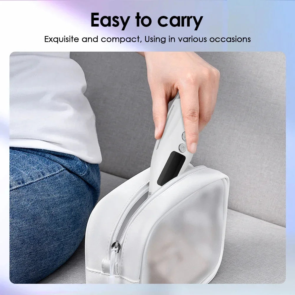 Eine Hand trägt eine kompakte weiße Massage-Pouch für Gesicht und Hals.