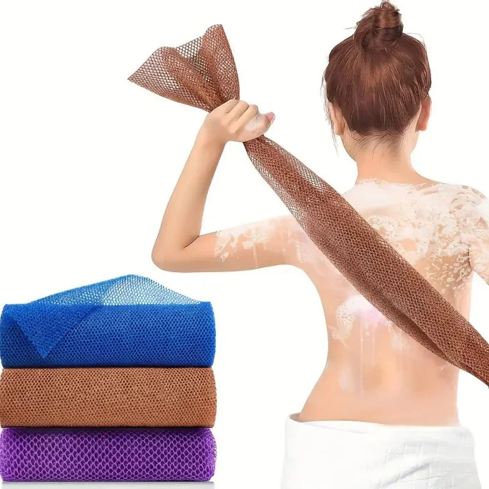 Una mujer sostiene un exfoliante corporal de luffa natural marrón y una esponja de baño, con otras esponjas de colores exhibi