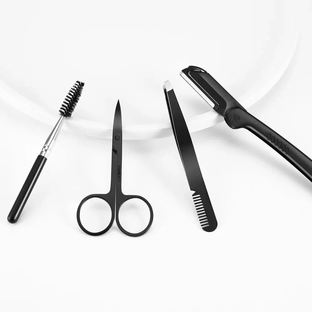 Un ensemble d'outils professionnels pour tailler et coiffer les sourcils : pinces, ciseaux et peigne sur une surface blanche.